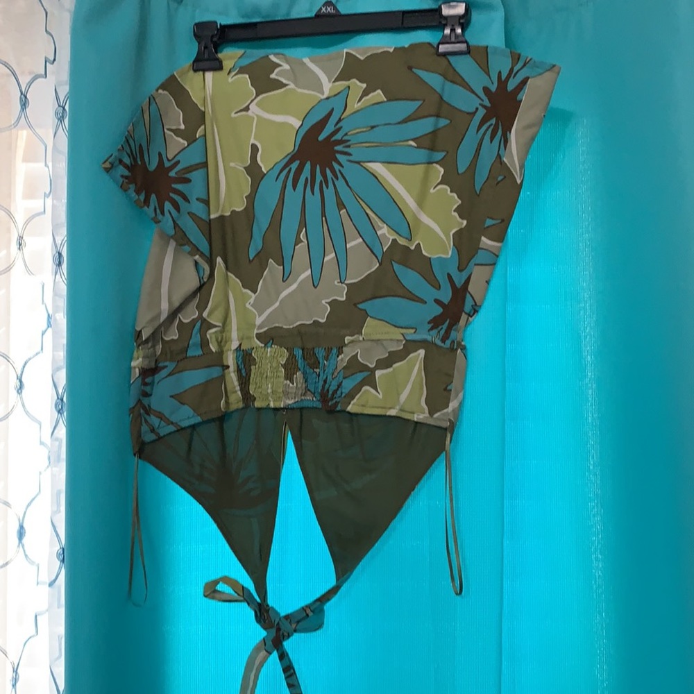 Halter top - Picture 2 of 2